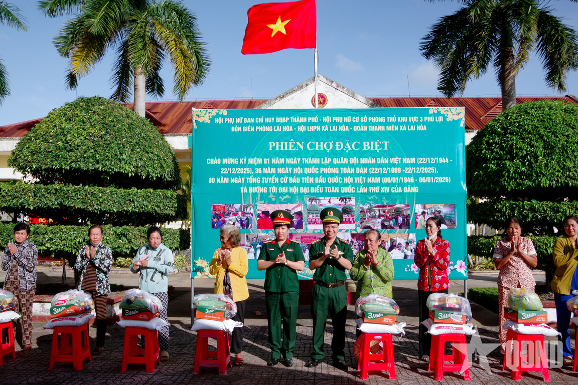 Bộ đội Biên phòng Cần Thơ trao quà tặng người nghèo khu vực biên giới biển 